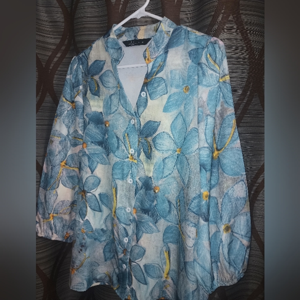 JFN on the road Size small woman's blue floral blouse